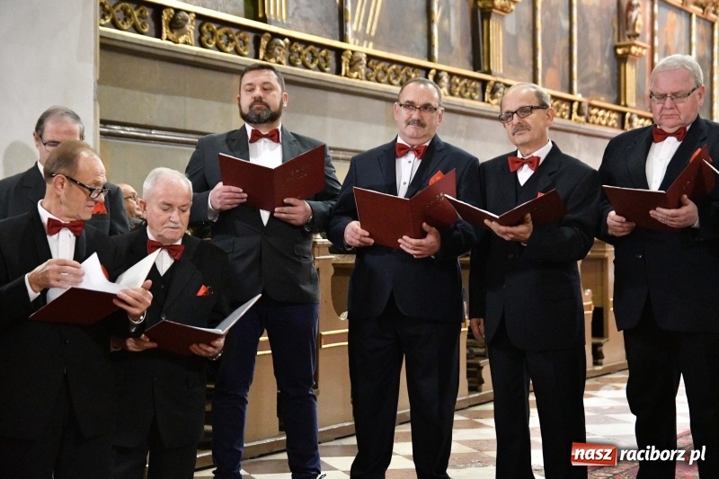 Zdjęcie w galerii na portalu naszraciborz.pl: Kolędy i pastorałki zabrzmiały w świątyni farnej wiadomości z regionu