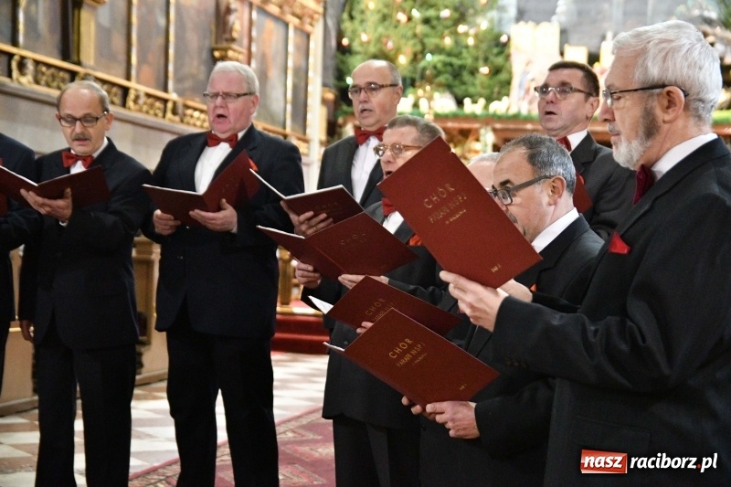Zdjęcie w galerii na portalu naszraciborz.pl: Kolędy i pastorałki zabrzmiały w świątyni farnej wiadomości z regionu