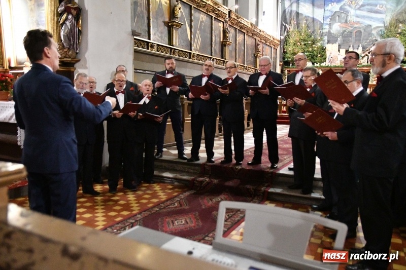 Zdjęcie w galerii na portalu naszraciborz.pl: Kolędy i pastorałki zabrzmiały w świątyni farnej wiadomości z regionu
