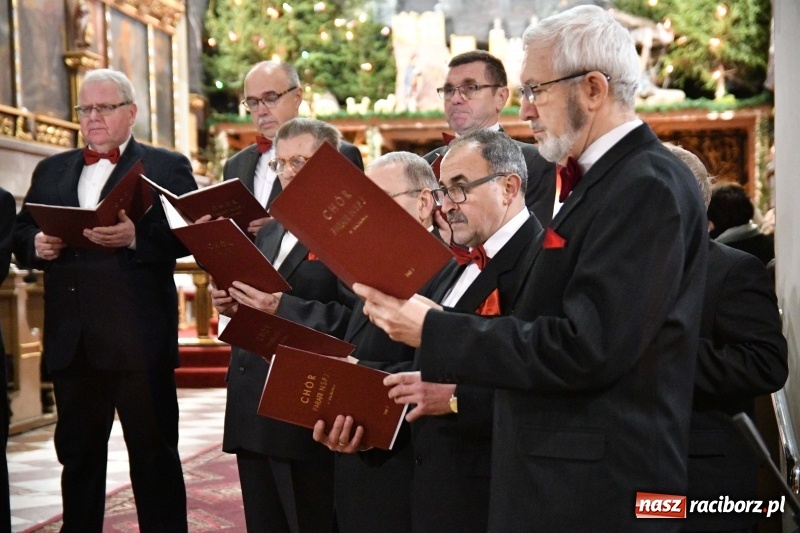 Zdjęcie w galerii na portalu naszraciborz.pl: Kolędy i pastorałki zabrzmiały w świątyni farnej wiadomości z regionu
