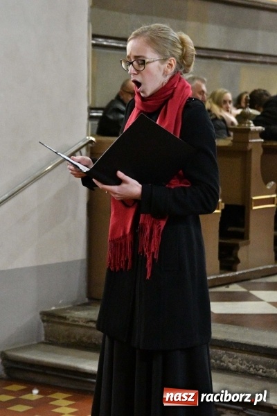 Zdjęcie w galerii na portalu naszraciborz.pl: Kolędy i pastorałki zabrzmiały w świątyni farnej wiadomości z regionu