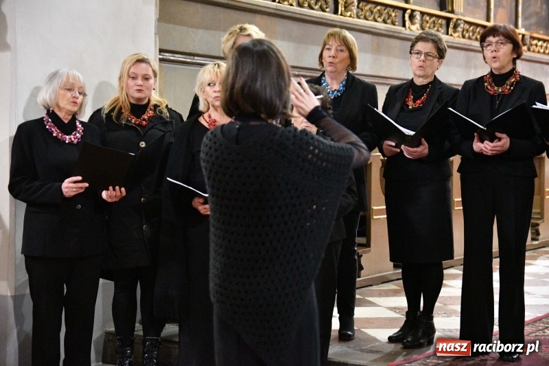 Zdjęcie w galerii na portalu naszraciborz.pl: Kolędy i pastorałki zabrzmiały w świątyni farnej wiadomości z regionu