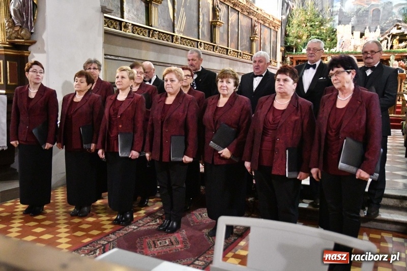 Zdjęcie w galerii na portalu naszraciborz.pl: Kolędy i pastorałki zabrzmiały w świątyni farnej wiadomości z regionu