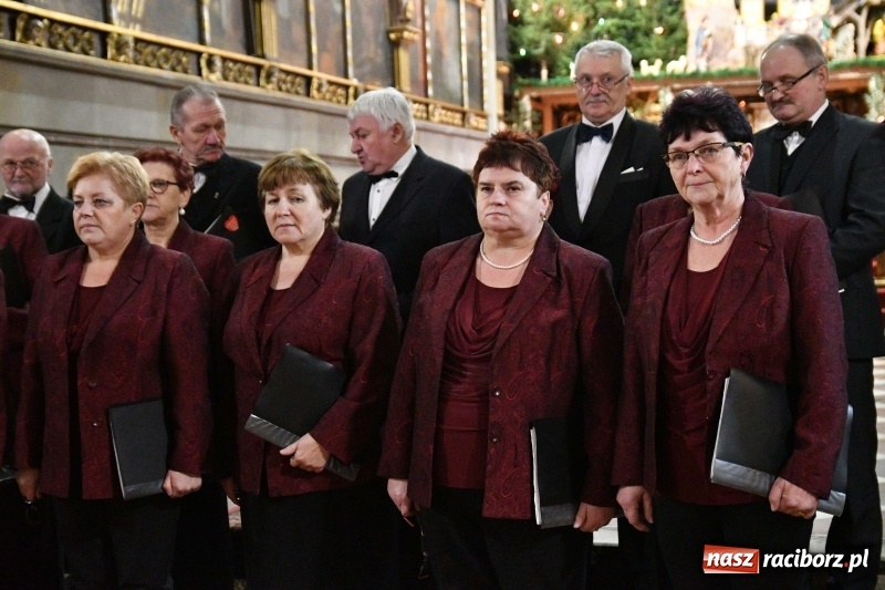 Zdjęcie w galerii na portalu naszraciborz.pl: Kolędy i pastorałki zabrzmiały w świątyni farnej wiadomości z regionu