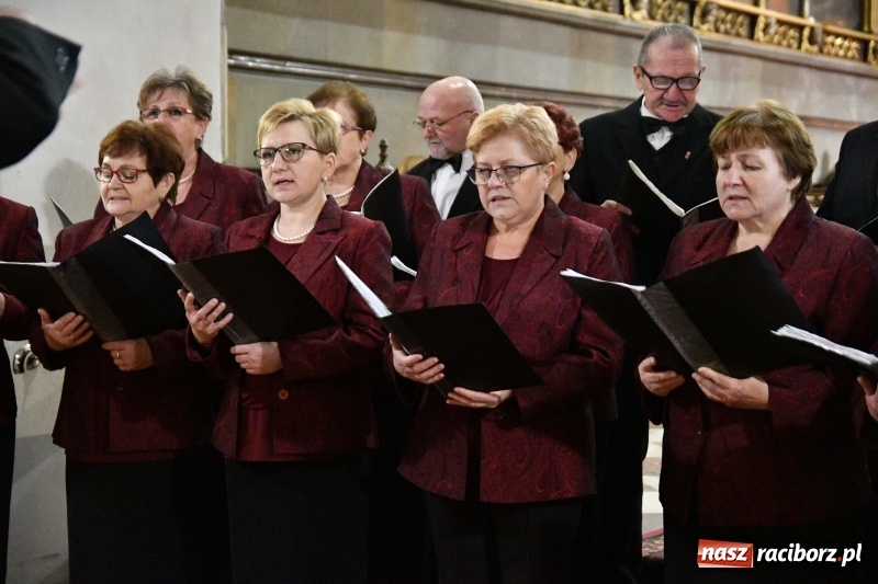 Zdjęcie w galerii na portalu naszraciborz.pl: Kolędy i pastorałki zabrzmiały w świątyni farnej wiadomości z regionu