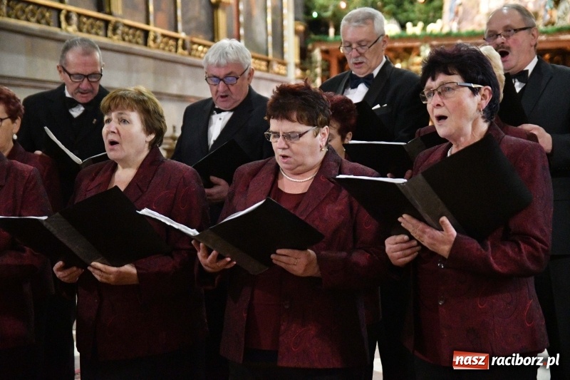 Zdjęcie w galerii na portalu naszraciborz.pl: Kolędy i pastorałki zabrzmiały w świątyni farnej wiadomości z regionu