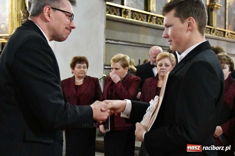 Zdjęcie w galerii na portalu naszraciborz.pl: Kolędy i pastorałki zabrzmiały w świątyni farnej wiadomości z regionu