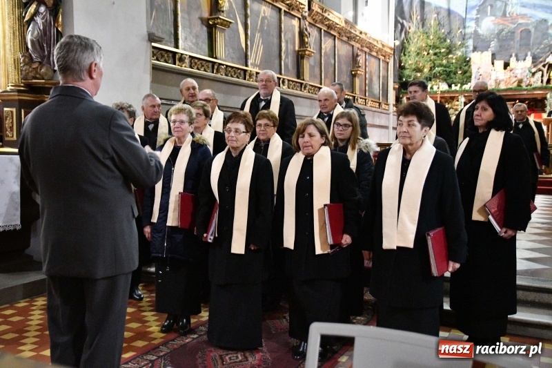 Zdjęcie w galerii na portalu naszraciborz.pl: Kolędy i pastorałki zabrzmiały w świątyni farnej wiadomości z regionu