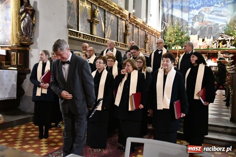 Zdjęcie w galerii na portalu naszraciborz.pl: Kolędy i pastorałki zabrzmiały w świątyni farnej wiadomości z regionu