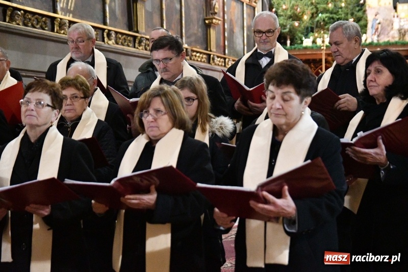 Zdjęcie w galerii na portalu naszraciborz.pl: Kolędy i pastorałki zabrzmiały w świątyni farnej wiadomości z regionu