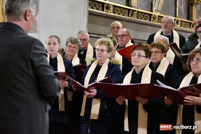 Zdjęcie w galerii na portalu naszraciborz.pl: Kolędy i pastorałki zabrzmiały w świątyni farnej wiadomości z regionu