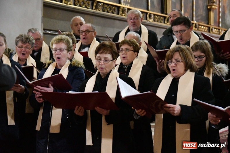 Zdjęcie w galerii na portalu naszraciborz.pl: Kolędy i pastorałki zabrzmiały w świątyni farnej wiadomości z regionu