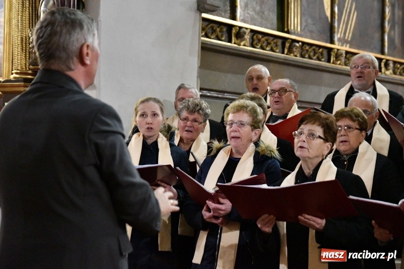 Zdjęcie w galerii na portalu naszraciborz.pl: Kolędy i pastorałki zabrzmiały w świątyni farnej wiadomości z regionu