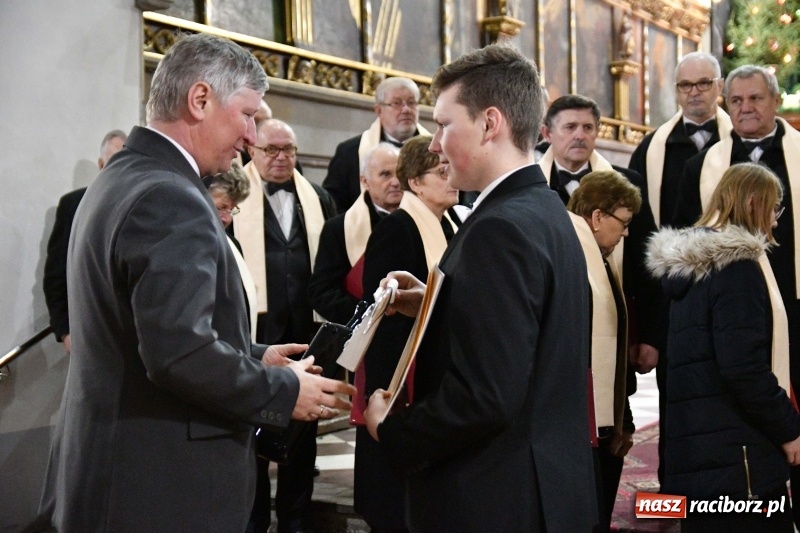 Zdjęcie w galerii na portalu naszraciborz.pl: Kolędy i pastorałki zabrzmiały w świątyni farnej wiadomości z regionu