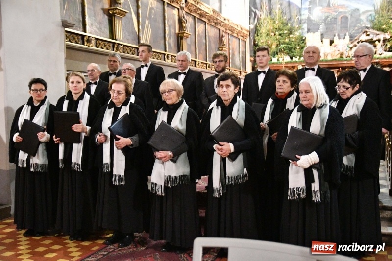 Zdjęcie w galerii na portalu naszraciborz.pl: Kolędy i pastorałki zabrzmiały w świątyni farnej wiadomości z regionu