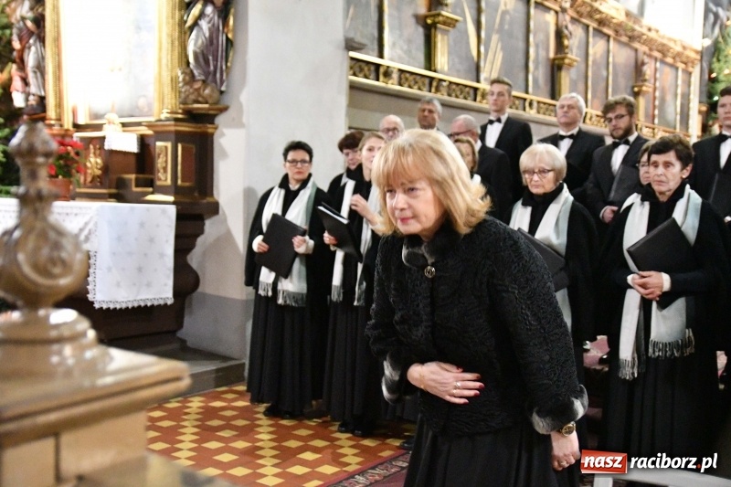 Zdjęcie w galerii na portalu naszraciborz.pl: Kolędy i pastorałki zabrzmiały w świątyni farnej wiadomości z regionu