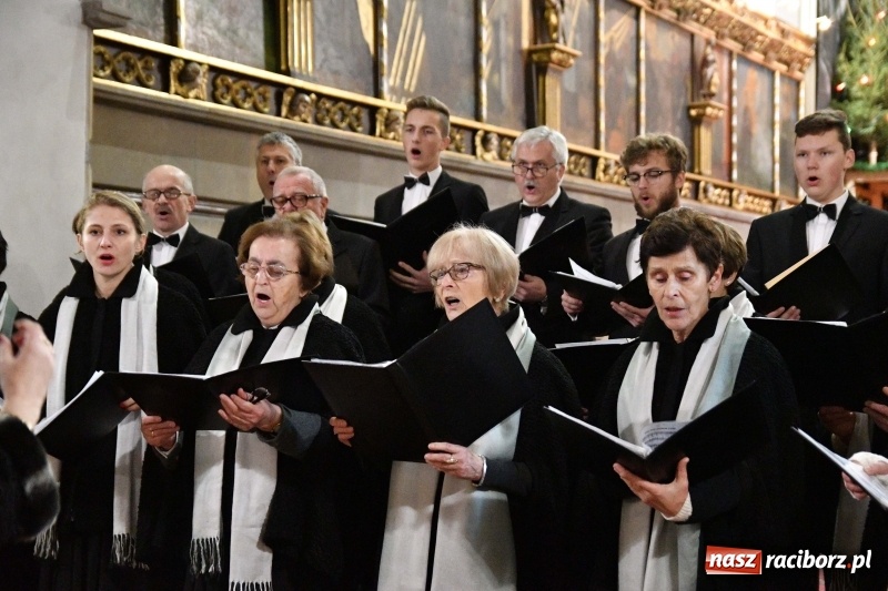 Zdjęcie w galerii na portalu naszraciborz.pl: Kolędy i pastorałki zabrzmiały w świątyni farnej wiadomości z regionu