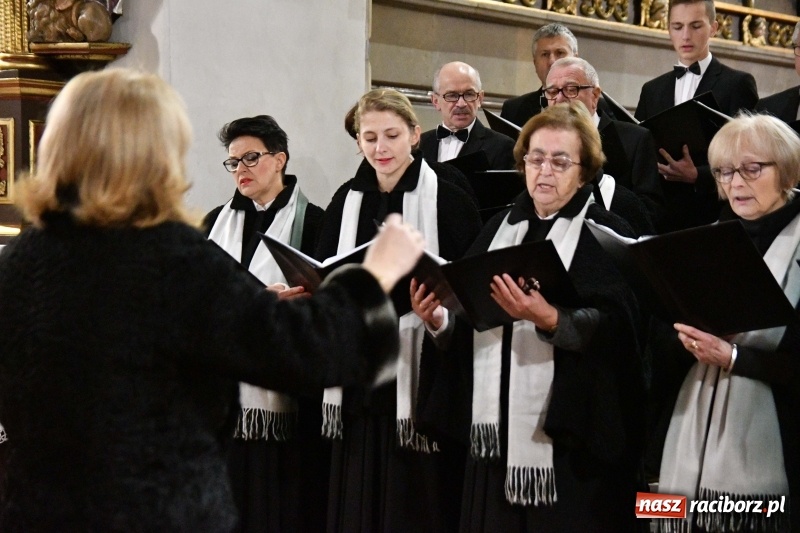 Zdjęcie w galerii na portalu naszraciborz.pl: Kolędy i pastorałki zabrzmiały w świątyni farnej wiadomości z regionu