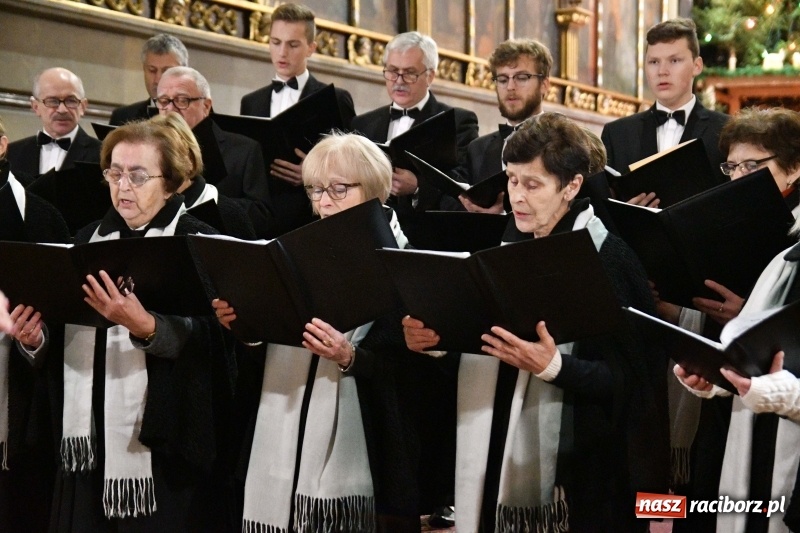 Zdjęcie w galerii na portalu naszraciborz.pl: Kolędy i pastorałki zabrzmiały w świątyni farnej wiadomości z regionu