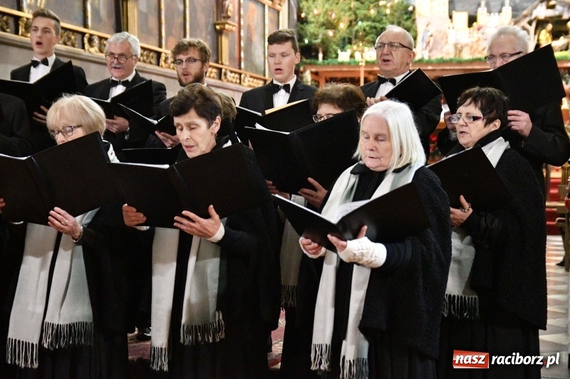 Zdjęcie w galerii na portalu naszraciborz.pl: Kolędy i pastorałki zabrzmiały w świątyni farnej wiadomości z regionu