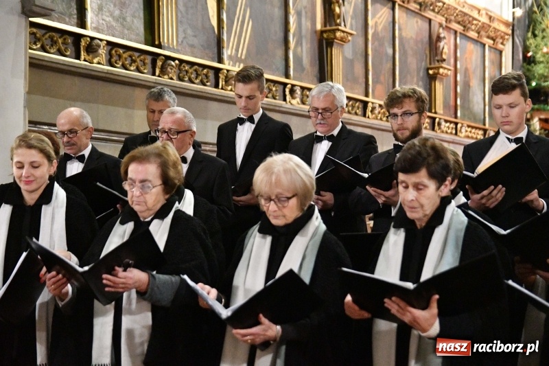Zdjęcie w galerii na portalu naszraciborz.pl: Kolędy i pastorałki zabrzmiały w świątyni farnej wiadomości z regionu