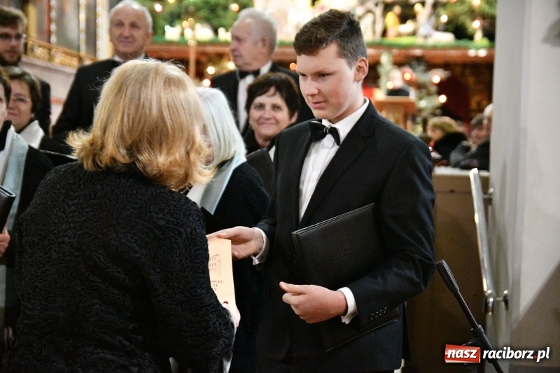 Zdjęcie w galerii na portalu naszraciborz.pl: Kolędy i pastorałki zabrzmiały w świątyni farnej wiadomości z regionu