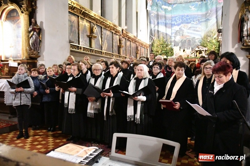 Zdjęcie w galerii na portalu naszraciborz.pl: Kolędy i pastorałki zabrzmiały w świątyni farnej wiadomości z regionu