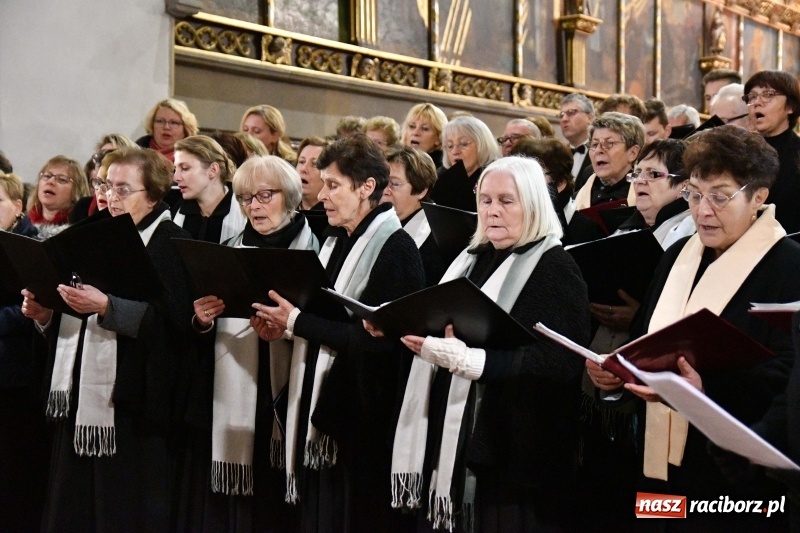 Zdjęcie w galerii na portalu naszraciborz.pl: Kolędy i pastorałki zabrzmiały w świątyni farnej wiadomości z regionu