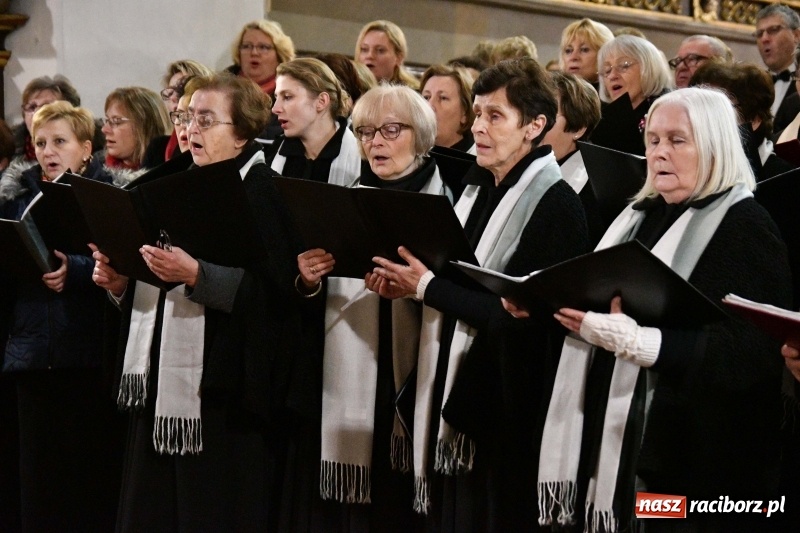 Zdjęcie w galerii na portalu naszraciborz.pl: Kolędy i pastorałki zabrzmiały w świątyni farnej wiadomości z regionu
