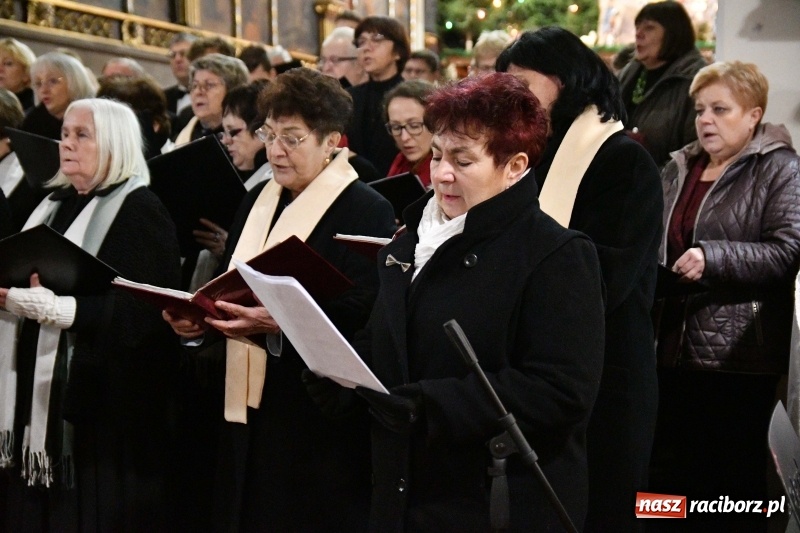Zdjęcie w galerii na portalu naszraciborz.pl: Kolędy i pastorałki zabrzmiały w świątyni farnej wiadomości z regionu