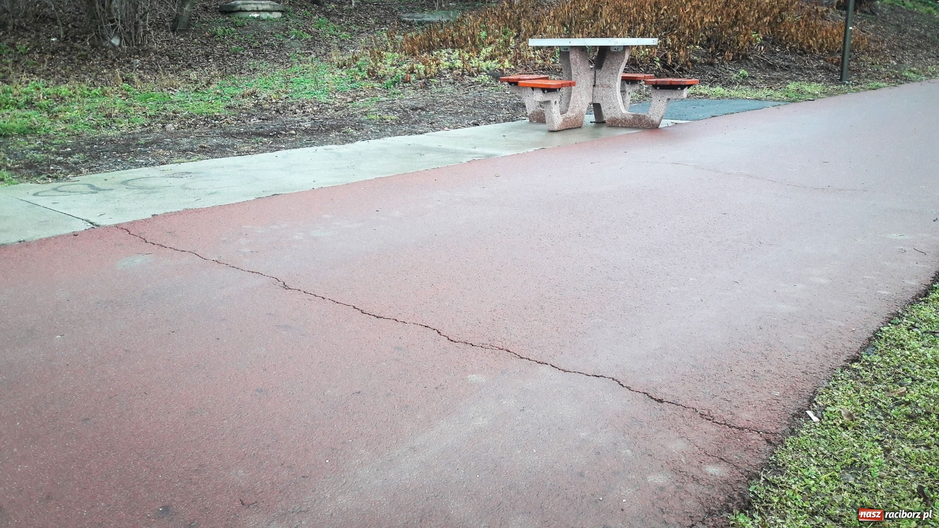 Zdjęcie w galerii na portalu naszraciborz.pl: Sypie się ścieżka rowerowa wzdłuż Odry  wiadomości z regionu