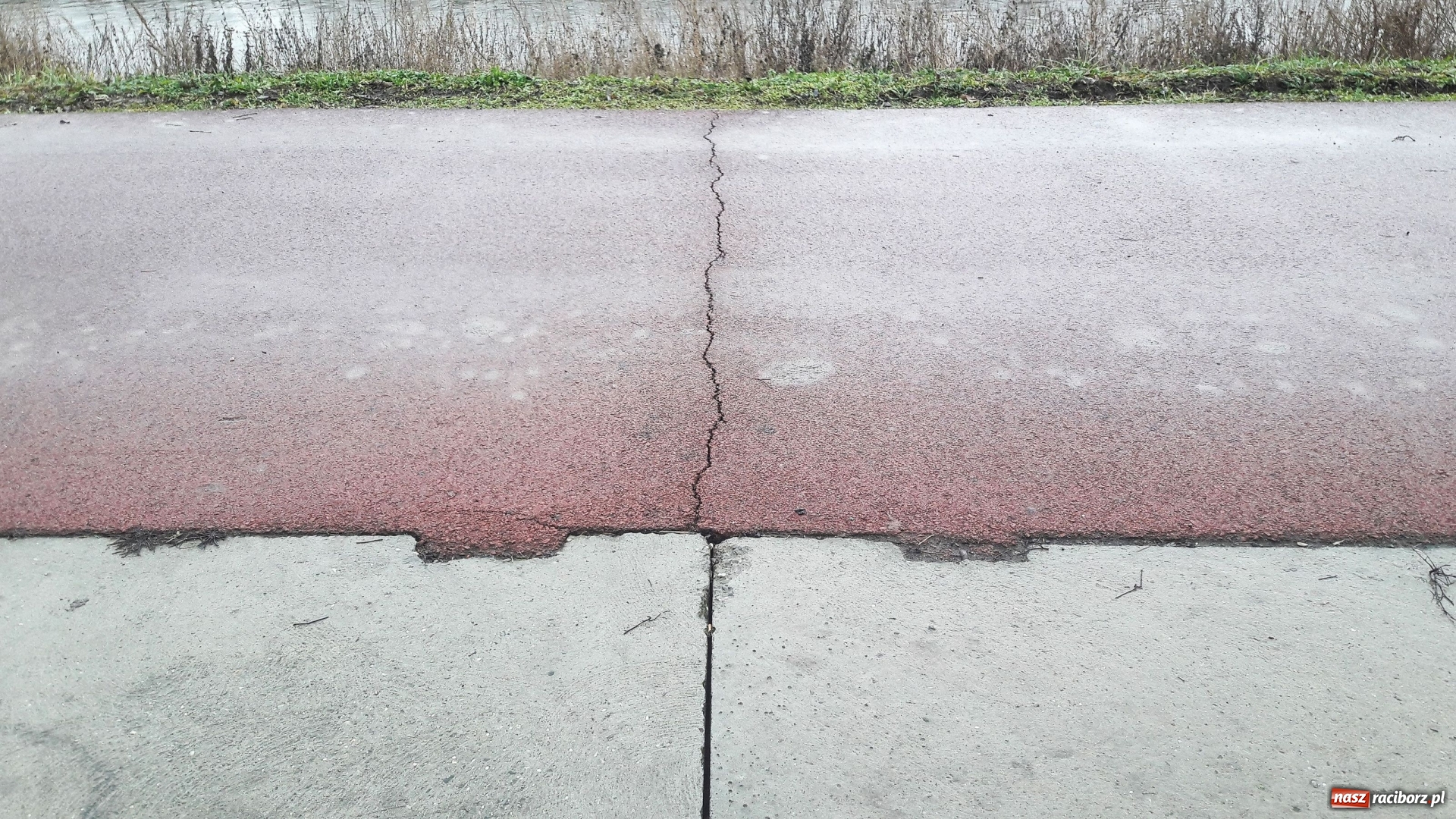 Zdjęcie w galerii na portalu naszraciborz.pl: Sypie się ścieżka rowerowa wzdłuż Odry  wiadomości z regionu