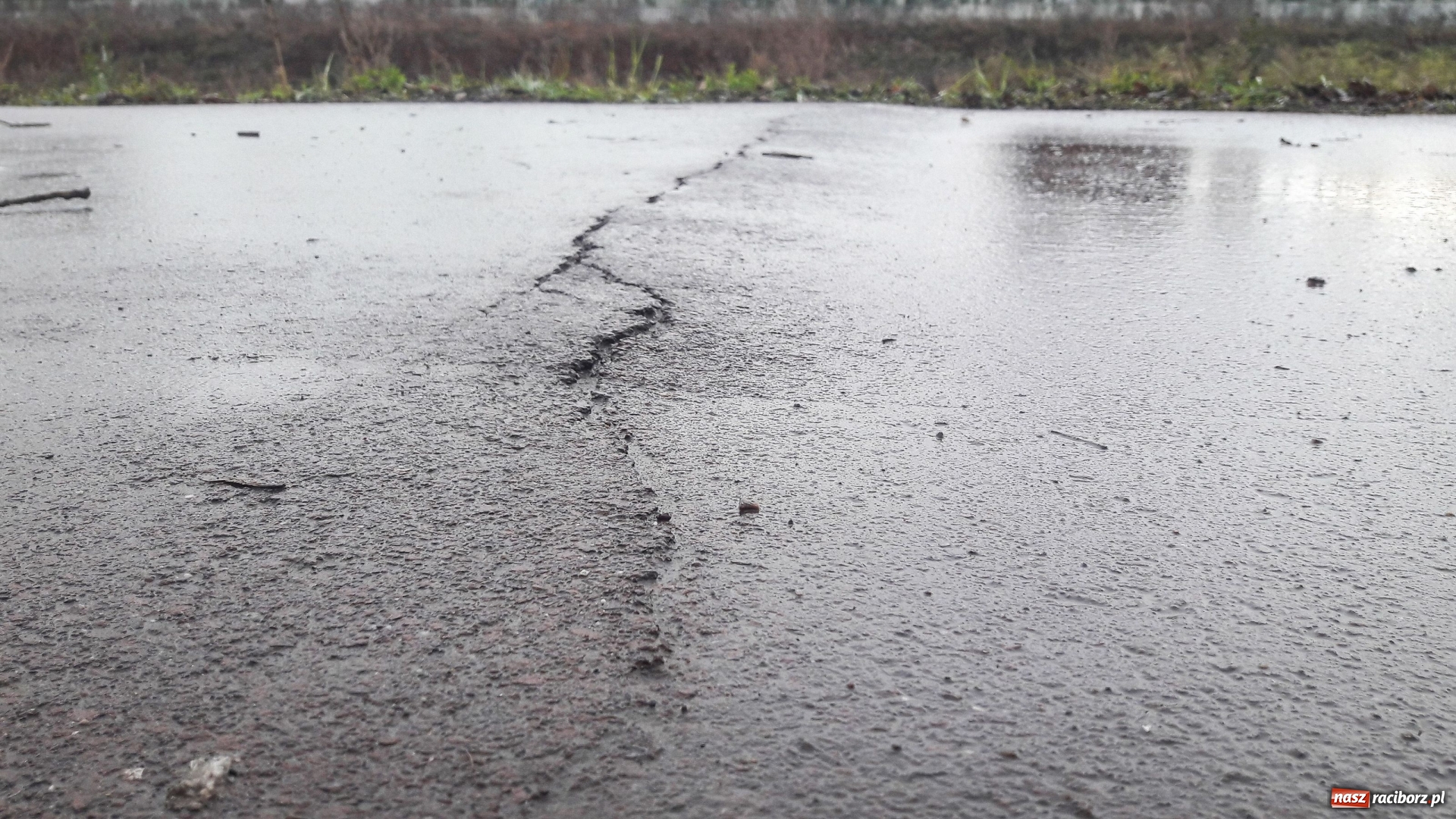 Zdjęcie w galerii na portalu naszraciborz.pl: Sypie się ścieżka rowerowa wzdłuż Odry  wiadomości z regionu