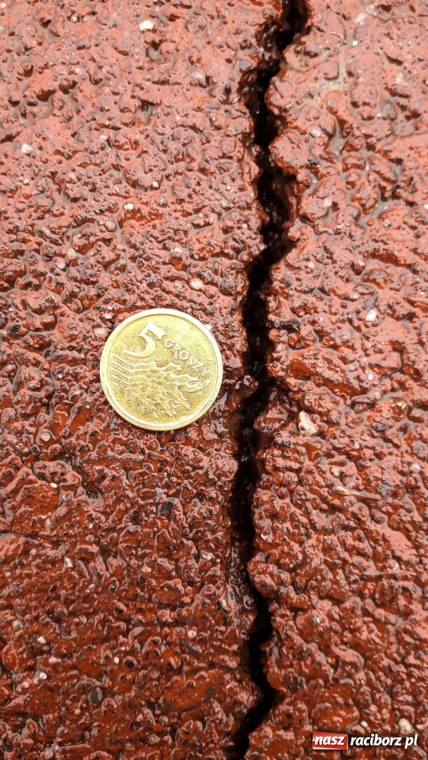 Zdjęcie w galerii na portalu naszraciborz.pl: Sypie się ścieżka rowerowa wzdłuż Odry  wiadomości z regionu