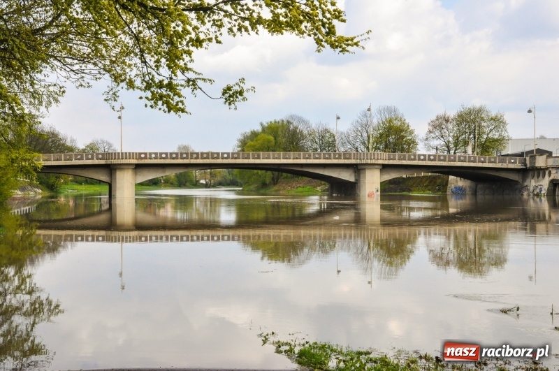 Zdjęcie w galerii na portalu naszraciborz.pl: Sypie się ścieżka rowerowa wzdłuż Odry  wiadomości z regionu