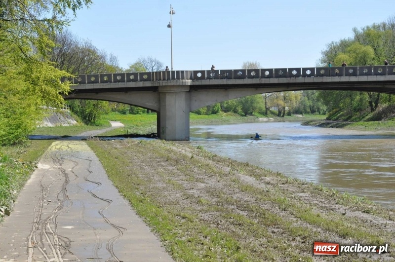 Zdjęcie w galerii na portalu naszraciborz.pl: Sypie się ścieżka rowerowa wzdłuż Odry  wiadomości z regionu