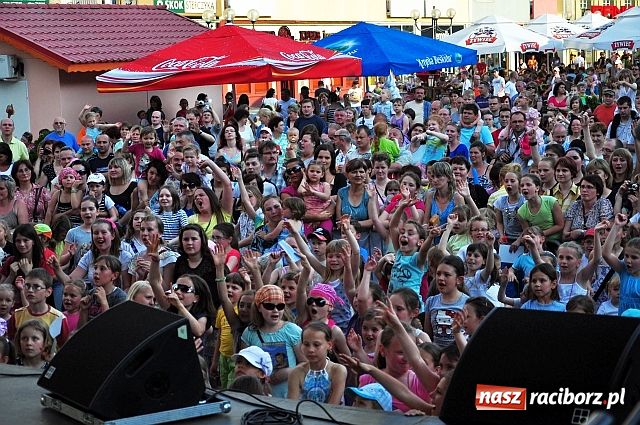 Zdjęcie w galerii na portalu naszraciborz.pl: Majka Jeżowska w nagrodę wiadomości z regionu