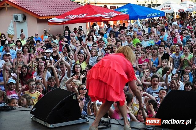 Zdjęcie w galerii na portalu naszraciborz.pl: Majka Jeżowska w nagrodę wiadomości z regionu