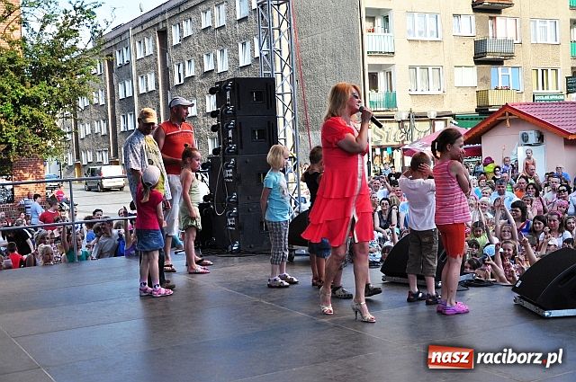 Zdjęcie w galerii na portalu naszraciborz.pl: Majka Jeżowska w nagrodę wiadomości z regionu