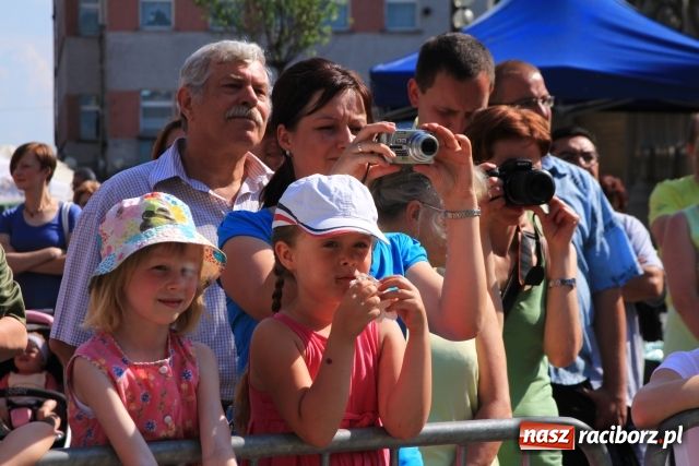 Zdjęcie w galerii na portalu naszraciborz.pl: Majka Jeżowska w nagrodę wiadomości z regionu