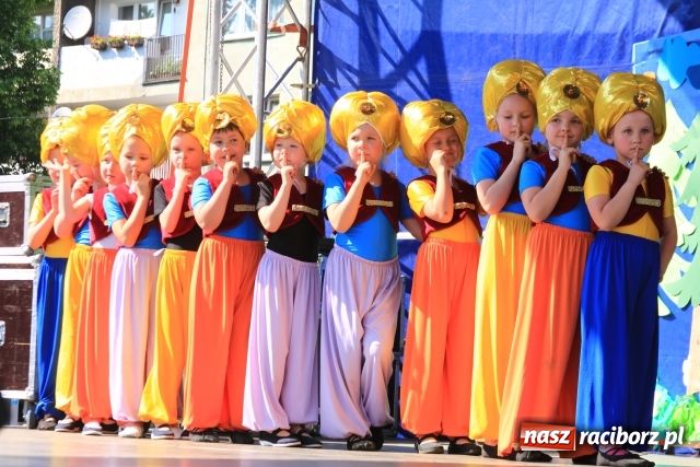 Zdjęcie w galerii na portalu naszraciborz.pl: Majka Jeżowska w nagrodę wiadomości z regionu