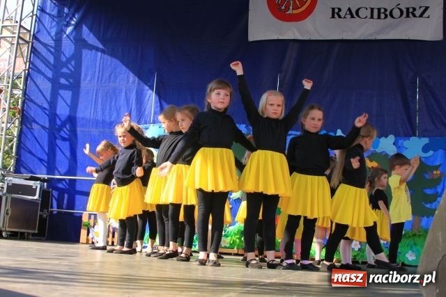 Zdjęcie w galerii na portalu naszraciborz.pl: Majka Jeżowska w nagrodę wiadomości z regionu