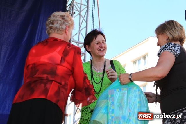 Zdjęcie w galerii na portalu naszraciborz.pl: Majka Jeżowska w nagrodę wiadomości z regionu