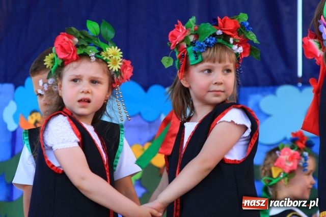 Zdjęcie w galerii na portalu naszraciborz.pl: Majka Jeżowska w nagrodę wiadomości z regionu