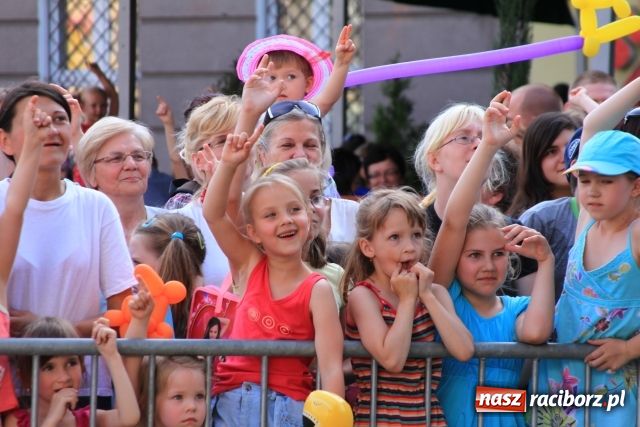 Zdjęcie w galerii na portalu naszraciborz.pl: Majka Jeżowska w nagrodę wiadomości z regionu