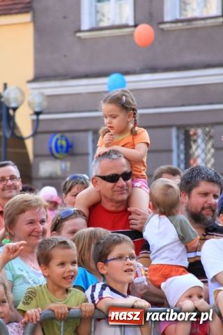 Zdjęcie w galerii na portalu naszraciborz.pl: Majka Jeżowska w nagrodę wiadomości z regionu