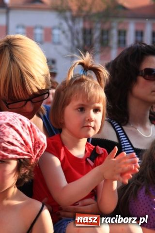 Zdjęcie w galerii na portalu naszraciborz.pl: Majka Jeżowska w nagrodę wiadomości z regionu
