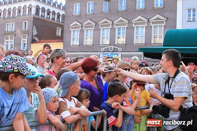 Zdjęcie w galerii na portalu naszraciborz.pl: Majka Jeżowska w nagrodę wiadomości z regionu