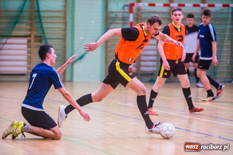 Zdjęcie w galerii na portalu naszraciborz.pl: Sobota w HLPN. Salon Fryzjerski wygrał bez walki. Dezercja Agencji Kredytowej wiadomości z regionu