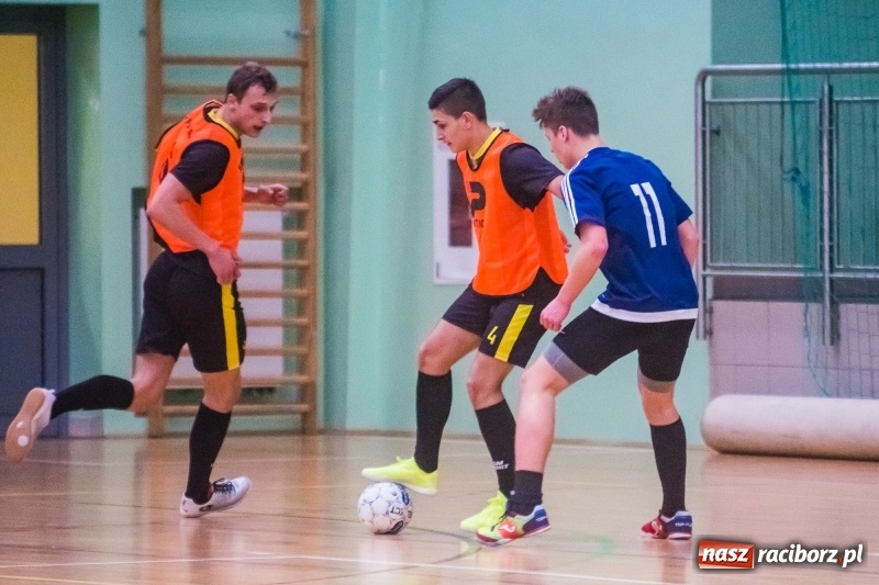 Zdjęcie w galerii na portalu naszraciborz.pl: Sobota w HLPN. Salon Fryzjerski wygrał bez walki. Dezercja Agencji Kredytowej wiadomości z regionu